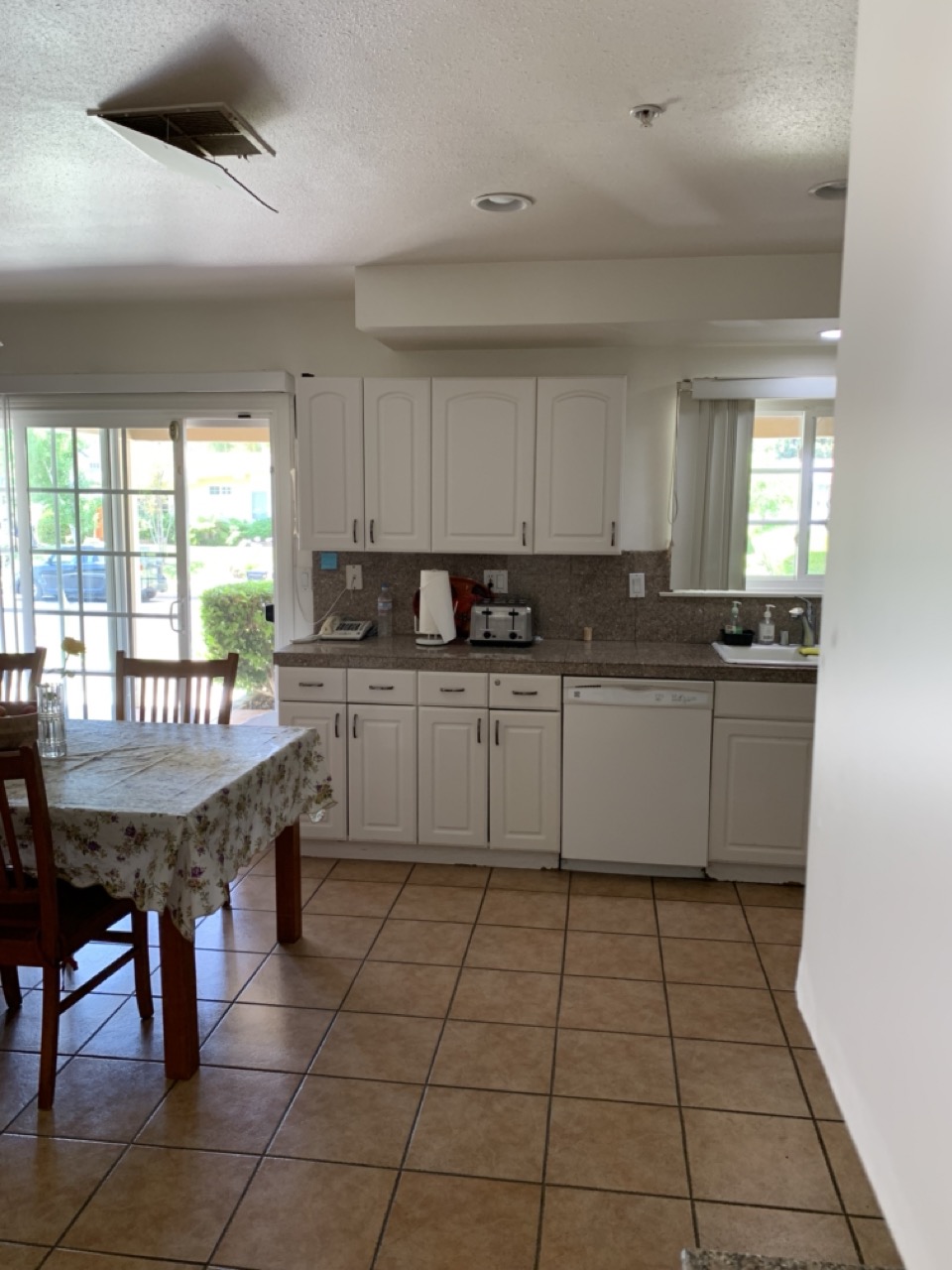 Open kitchen and family-style dining table at Woodland Hills